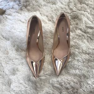 Rose gold “Barala” pump by Schutz